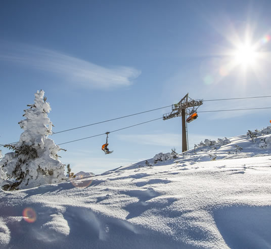 Winterlandschaft mit modernem Sessellift in Flachau