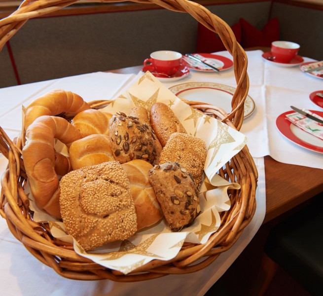 Frische Brötchen beim Frühstück