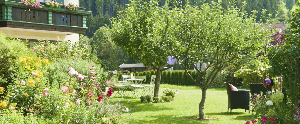 Bunte Blumen im Garten der Pension Kreuzer, Flachau