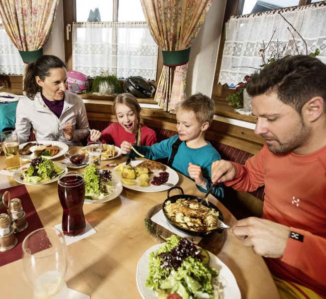 Essen auf der Skihütte mit der Familie © Flachau Tourismus