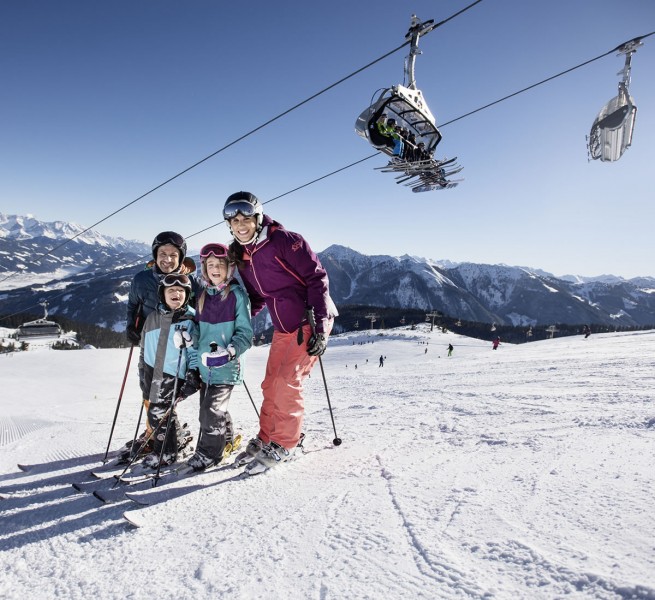 Familie beim Skifahren in snow space Flachau © Flachau Tourismus