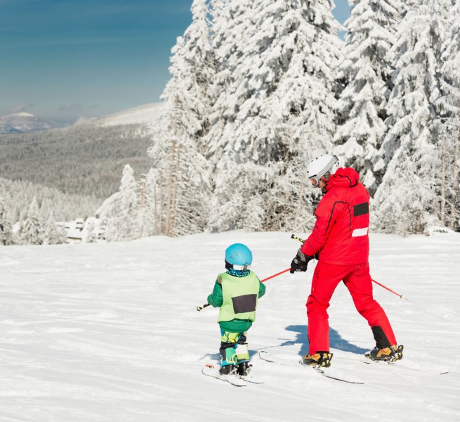 Skilehrer mit Kind bei Kinderskikurs in Flachau