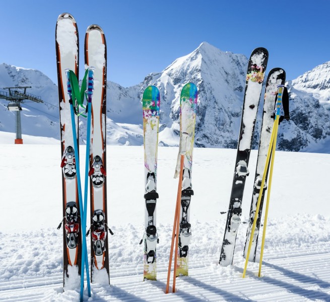 Skier und Skistöcke im Schnee